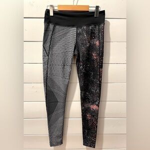 NWOT OAKLEY pattern legging Size S